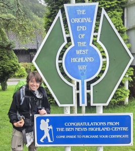 Selfie avec le panneau de fin du West Highland Way 